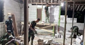 Lampu Menyala – Palu Berbunyi, Satgas TMMD 129 Bojonegoro Kebut Renovasi Rumah Hingga Malam Hari