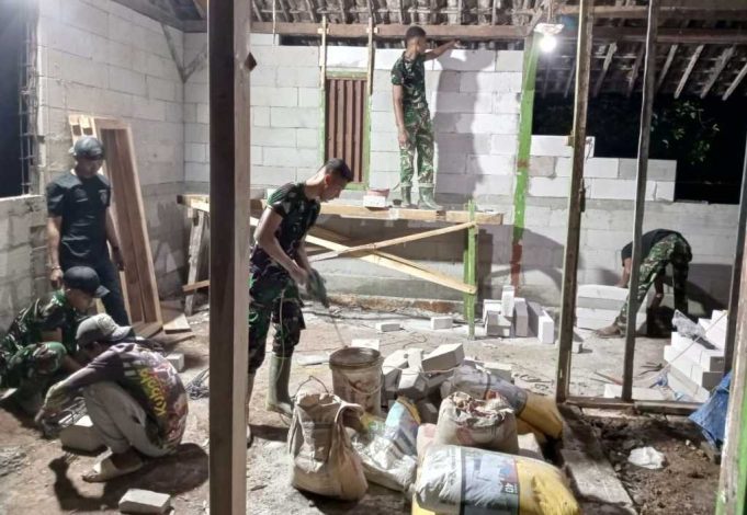 Lampu Menyala – Palu Berbunyi, Satgas TMMD 129 Bojonegoro Kebut Renovasi Rumah Hingga Malam Hari