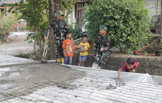 Satgas TMMD 129 Bojonegoro, Bangun Jembatan Hati dengan Generasi Penerus