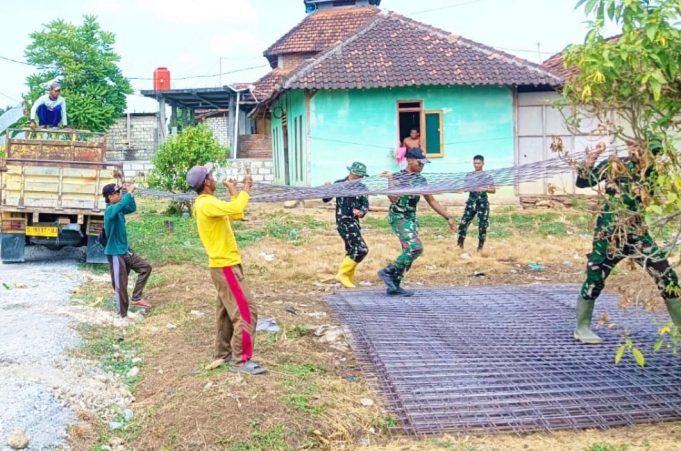Satgas TMMD 129 Bojonegoro – Warga Gotong Royong Turunkan Material Besi