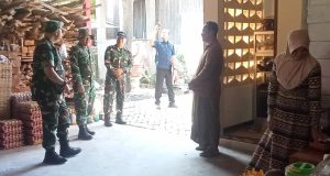 Dukung Ketahanan Pangan: Dansatgas TMMD 129 Bojonegoro Sambangi UMKM Telur Asin di Kesongo