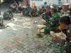 Perkuat Soliditas Lapangan, Satgas TMMD 129 Bojonegoro Asyik Lesehan Makan Bersama