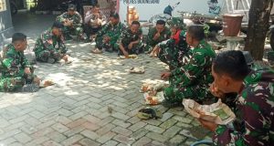 Perkuat Soliditas Lapangan, Satgas TMMD 129 Bojonegoro Asyik Lesehan Makan Bersama