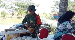 TMMD 129 Bojonegoro: Olah Adonan Donat, Lettu Purnomo Luluhkan Hati Warga Kesongo