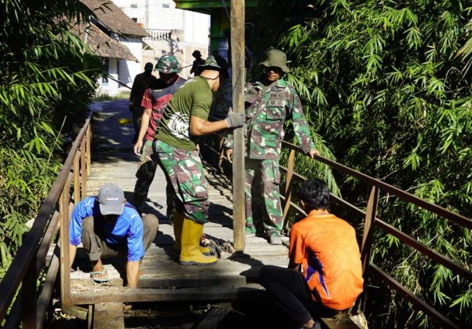 Satgas TMMD 129 Bojonegoro dan Warga Bongkar Akses Lama Dusun Mundu