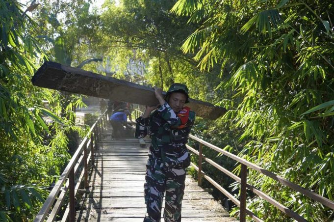 Aksi Babinsa Kedungadem Bakar Semangat Gotong Royong Warga Kesongo