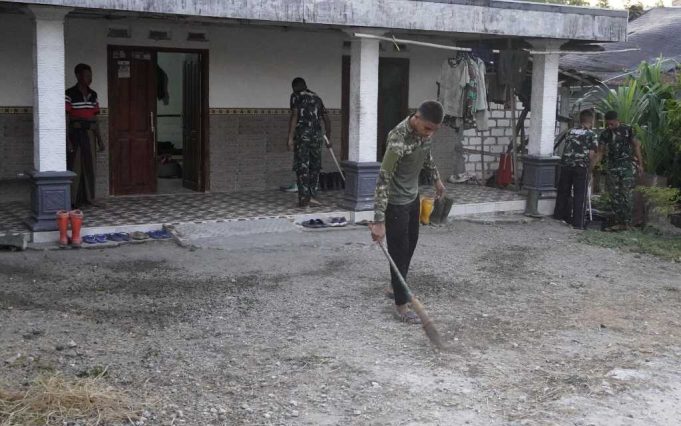 Satgas TMMD 129 Bojonegoro Rutin Bersihkan Tempat Nginap