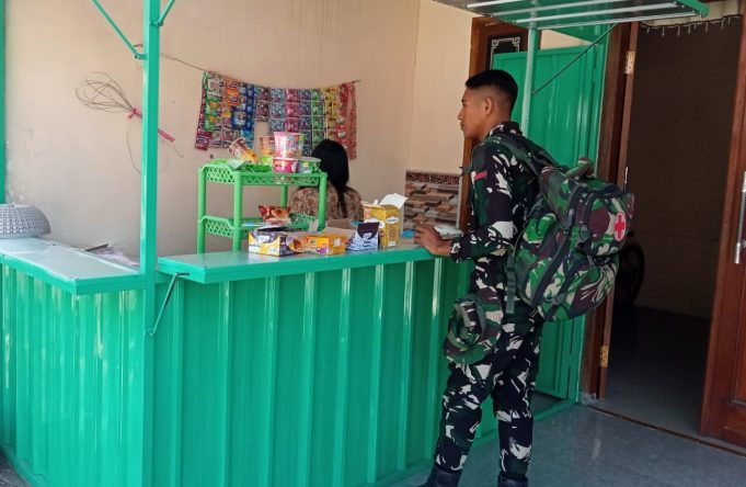 Seteguk Kesegaran di Kios Mbak Ika: Cara Satgas TMMD 129 Bojonegoro Hidupkan Ekonomi Warga