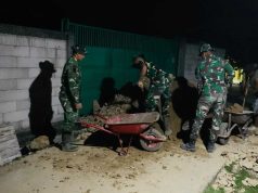 Tak Kenal Lelah! Satgas TMMD 129 Bojonegoro Kerja Lembur Rehab Rumah Ibu Saelah