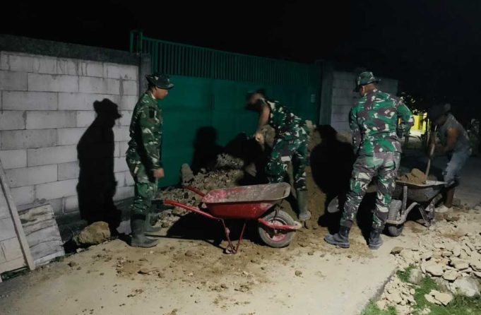 Tak Kenal Lelah! Satgas TMMD 129 Bojonegoro Kerja Lembur Rehab Rumah Ibu Saelah