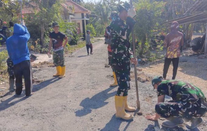 Menyatu dengan Rakyat: Satgas TMMD 129 Bojonegoro Kebut Pembangunan Jalan Mundu