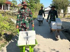 Gerobak Dorong Jadi ‘Kendaraan Tempur’ Satgas TMMD 129 Bojonegoro Angkut Material