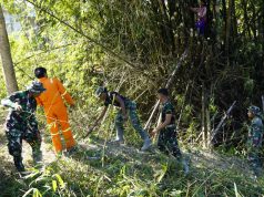 Satgas TMMD 129 Bojonegoro bersama Masyarakat Bersihkan Bantaran Sungai Kesongo