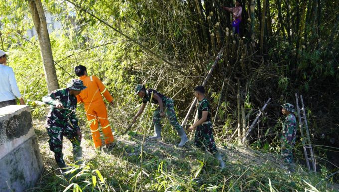 Satgas TMMD 129 Bojonegoro bersama Masyarakat Bersihkan Bantaran Sungai Kesongo