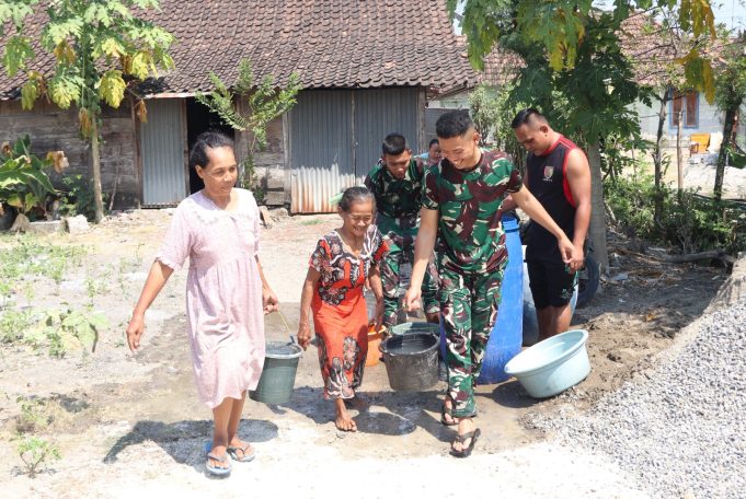 TMMD 129 Bojonegoro Tak Hanya Membangun Infrastruktur, Namun Menjinjing Harapan Lansia