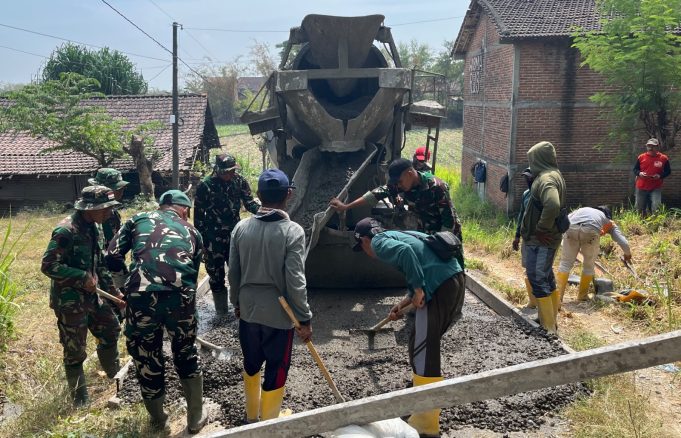 Satgas TMMD 129 Bojonegoro Kencangkan Pengecoran Jalan Dusun Mundu