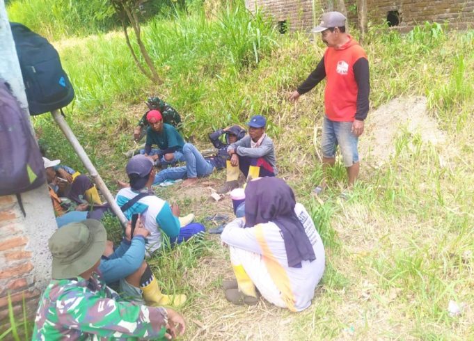 Ngopi Lesehan di Pinggir Jalan, TNI dan Warga Menyatu Tanpa Jarak