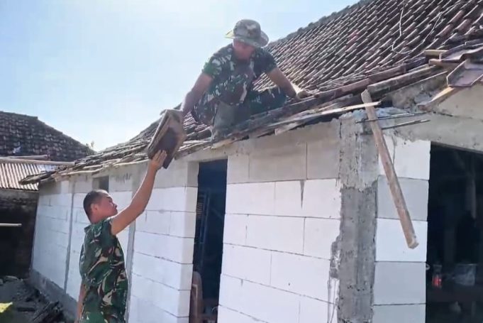 Menembus Terik Kedungadem, Satgas TMMD 129 Bojonegoro Merajut Harapan Mbah Samijan