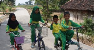 Senyum Ceria Anak-Anak Kesongo, Menyusuri Jalan Baru Hasil TMMD 129 Bojonegoro