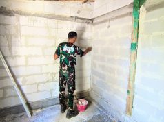 Hadirkan Harapan Baru: Satgas TMMD 129 Bojonegoro Poloskan Dinding Rumah Ibu Jasmiati