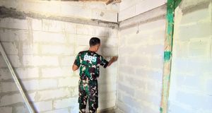 Hadirkan Harapan Baru: Satgas TMMD 129 Bojonegoro Poloskan Dinding Rumah Ibu Jasmiati