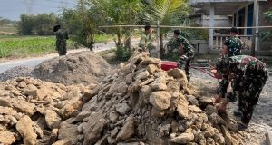 TMMD 129 Bojonegoro: Satgas dan Warga Kompak Rehab Rumah Mbah Kardo