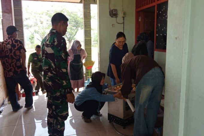 TMMD 129 Bojonegoro Gandeng P4S Latih Ibu PKK Kesongo Buat Roti
