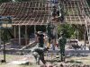 Satgas TMMD 129 dan Warga Bahu-Membahu Pasang Atap Rumah Mbah Kardo