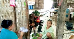 Ketika Babinsa Kesongo Menumbuk Singkong dan Mengukir Kebersamaan dengan Warga