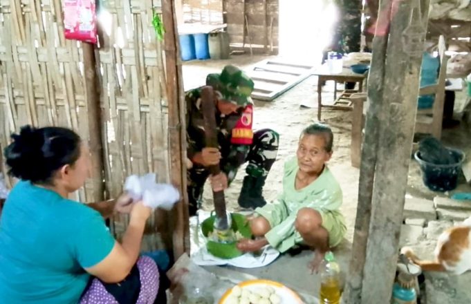 Ketika Babinsa Kesongo Menumbuk Singkong dan Mengukir Kebersamaan dengan Warga
