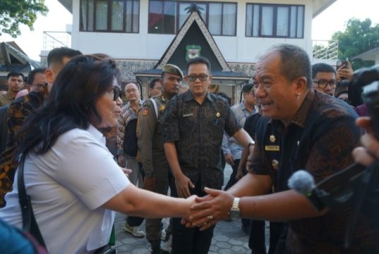 KETUA TIM KOMISI VII DPR RI DAN GUBERNUR SUMUT KUNJUNGI PAVILIUN KABUPATEN ASAHAN DI PRSU 2026