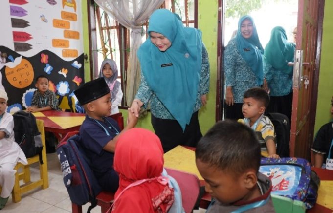 Tumbuhkan Budaya Literasi Sejak Dini, Ketua TP PKK Asahan Kunjungi PAUD Sentang