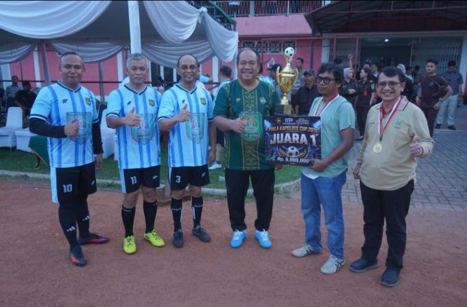 Fun Match Forkopimda FC Kalahkan Anak Harimau FC, Rangkaian HUT Bhayangkara ke-80 Ditutup Penyerahan Piala