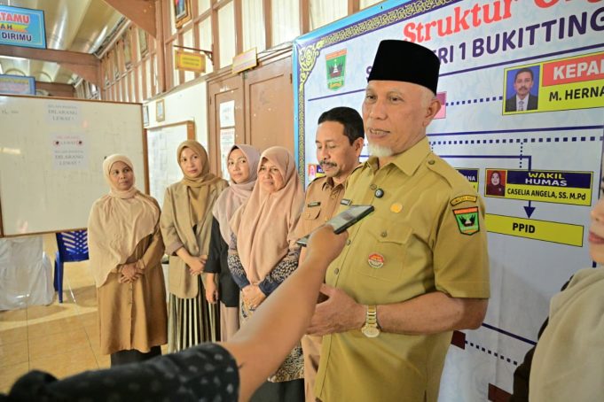 Pastikan Seleksi Berjalan Transparan, Objektif dan Bebas Intervensi, Gubernur Tinjau SPMB di SMAN 1 Bukittinggi