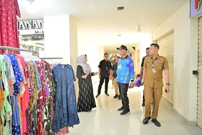 Selama Liburan, Gubernur Ajak Masyarakat dan Wisatawan Jaga Kebersihan Pasar Ateh Bukittinggi