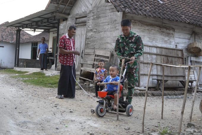 Sahabat Anak: Kehadiran Satgas TMMD 129 Bojonegoro Bawa Keceriaan bagi Bocah Kesongo