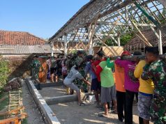 Kebersamaan Adalah kekuatan, TMMD 129 Bojonegoro Bongkar Rumah Samijan