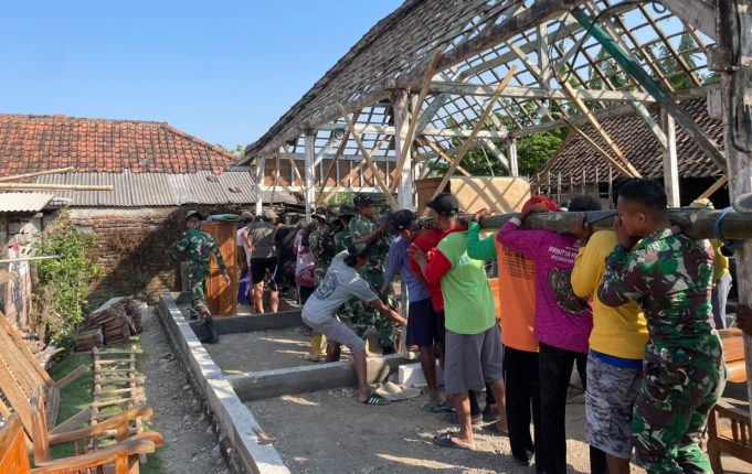 Kebersamaan Adalah kekuatan, TMMD 129 Bojonegoro Bongkar Rumah Samijan