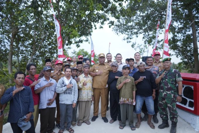 I Komang Koheri Resmikan Jembatan Penghubung Kampung Joharan