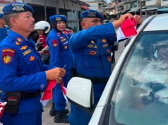 Satpolairud Polresta Tanjungpinang Bagikan Bendera Merah Putih kepada Nelayan, Dukung Gerakan 10 Juta Bendera Sambut HUT ke-81 RI