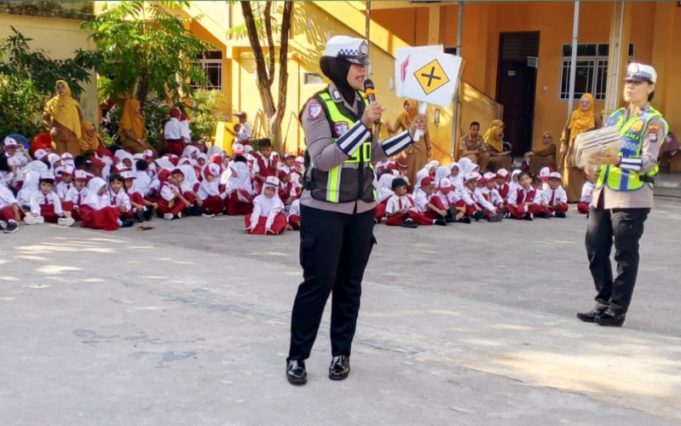Satlantas Polresta Tanjungpinang Tanamkan Budaya Tertib Berlalu Lintas kepada Siswa SD Negeri 006