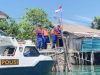 Sambut HUT ke-81 RI, Satpolairud Polres Bintan Bagikan Bendera Merah Putih kepada Nelayan Pesisir