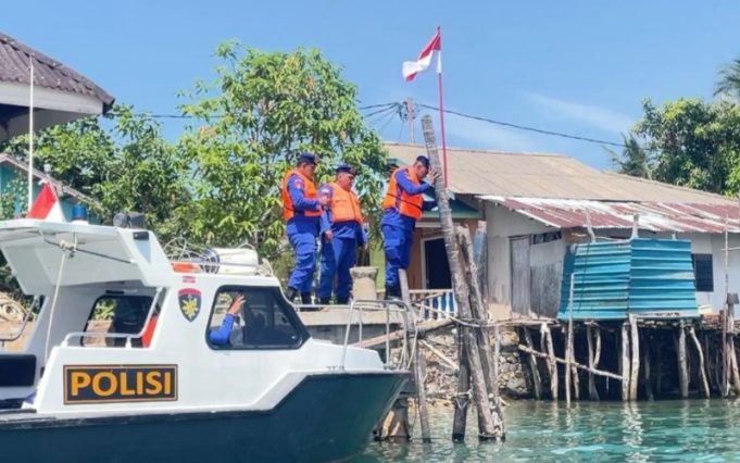 Sambut HUT ke-81 RI, Satpolairud Polres Bintan Bagikan Bendera Merah Putih kepada Nelayan Pesisir