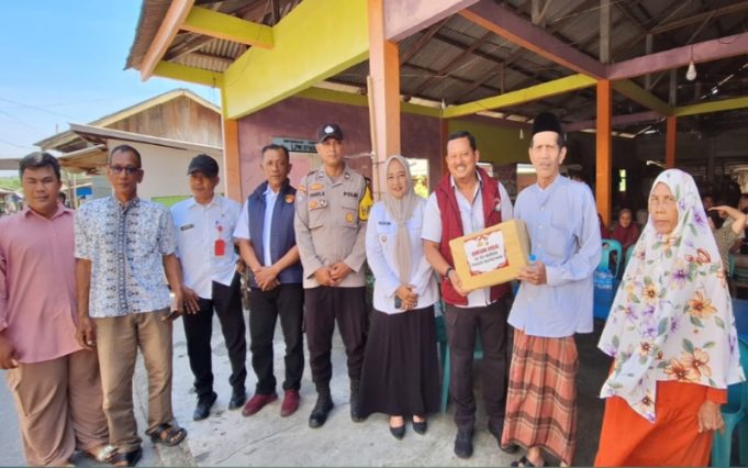 Satresnarkoba Polresta Tanjungpinang Bagikan Bansos dan Bendera Merah Putih Jelang HUT Ke-81 RI