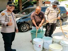 Kapolsek Tanjungpinang Kota Pimpin Distribusi 5.000 Liter Air Bersih untuk Warga Terdampak Kemarau