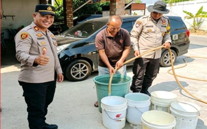 Kapolsek Tanjungpinang Kota Pimpin Distribusi 5.000 Liter Air Bersih untuk Warga Terdampak Kemarau