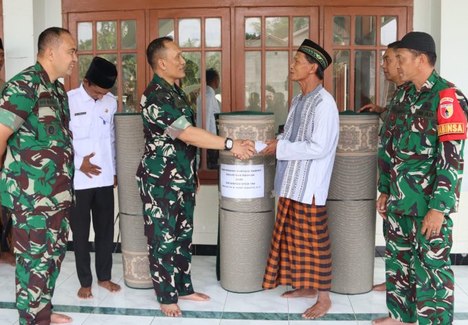 Tim Wasev TMMD 129 Bojonegoro Salurkan Bantuan Karpet Tempat Ibadah