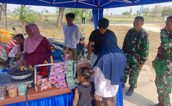 Seteguk Kesegaran Es Dawet Yogik, Cerita Manis Kemanunggalan TNI di TMMD 129 Bojonegoro
