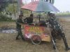 Aksi Peduli Satgas TMMD 129 Bojonegoro bantu Dorong Gerobak “Sempol” Bu Kartini