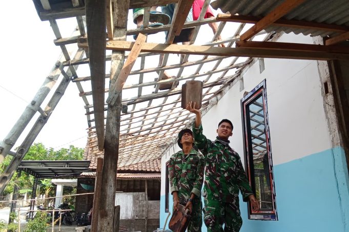 Sentuhan Hangat Satgas TMMD 129 Bojonegoro untuk Rumah Pak Ladi